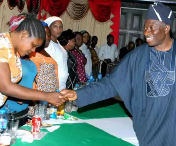 President Jonathan meets with market women in Lagos (photos)