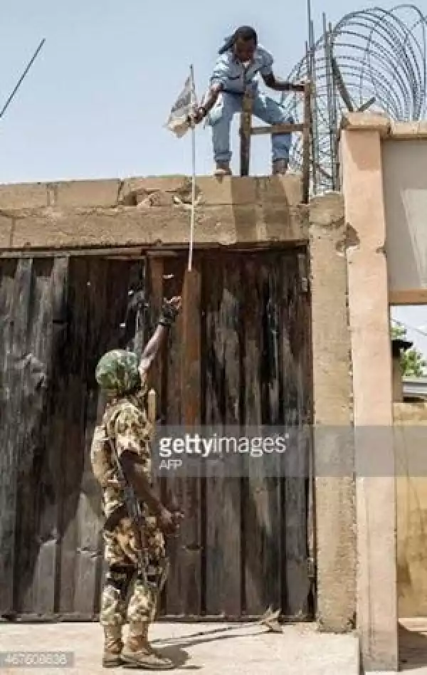 Rare Photo Of A Nigerian Soldier Climbing A Building To Take Down Boko Haram