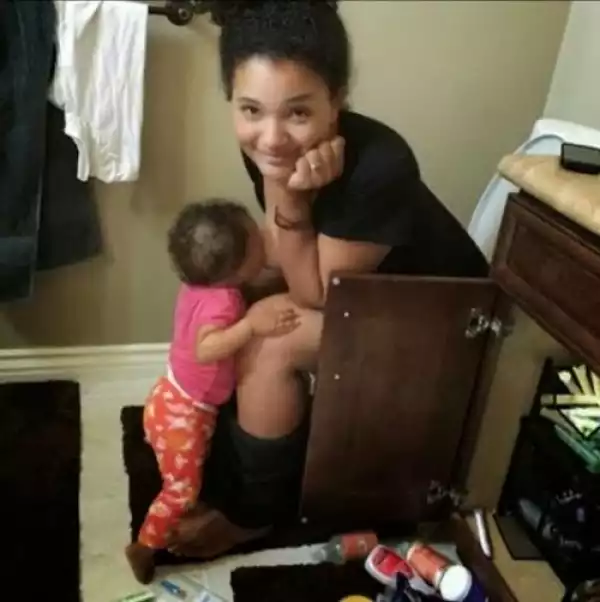 See How This Baby is Suckin Her Mum’s Breast While in The Toilet