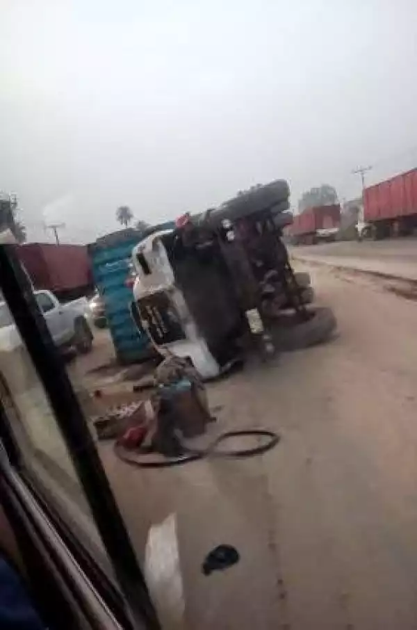 Trailer Falls In A Busy Road In Port Harcourt This Morning