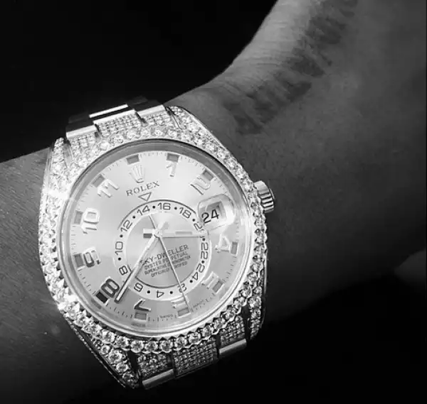 Wizkid shows off his new diamond Rolex watch...