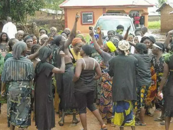 Women Protest N*ked in the Street against Kaduna State Governor | Photos