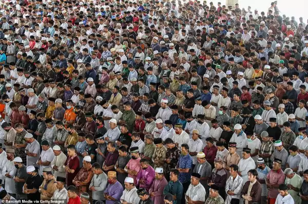 COVID-19: Hundreds of Muslim worshippers ignore Coronavirus social distancing during Friday prayers (photos)