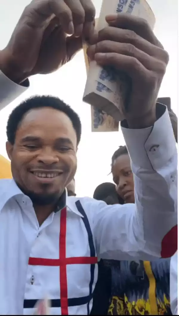 Prophet Odumeje sprays N1million on Destiny Etiko at her father’s burial ceremony (Video)