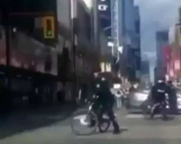 Canadian police seen protecting #EndSARS protesters (video)