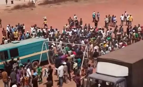 Youths Chase Down Bus Carrying Snacks For Tinubu’s Supporters, Cart Away Cartons (Video)