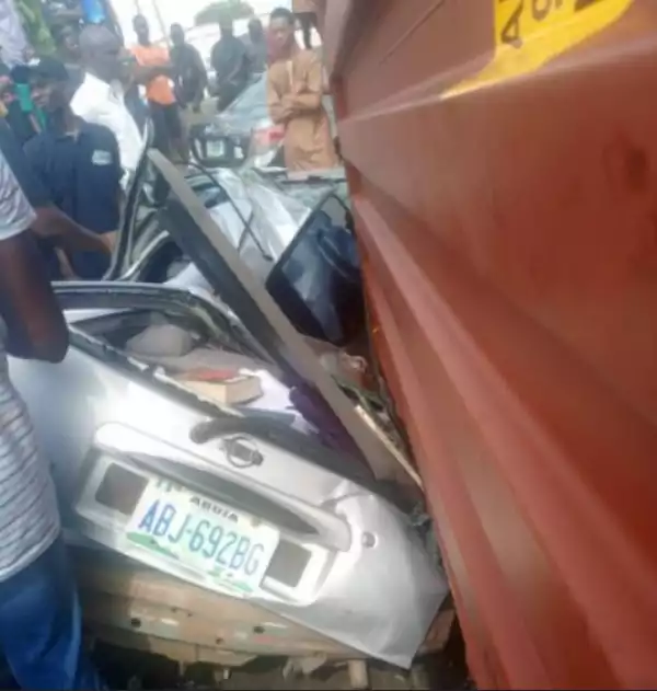 Container Falls On A Car In Lagos, Kills Passenger While Driver Escaped Unhurt