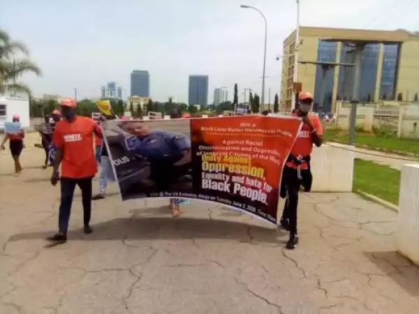 Nigerians Protest At US Embassy In Abuja Over George Floyd’s Death (See Photos)
