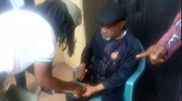 Anambra Election: Drama As Ngige Battles Card Reader For Over An Hour Without Luck