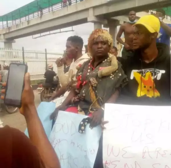 Native Doctor Spotted At #ENDSARS Protest With Fetish Items (Photos)