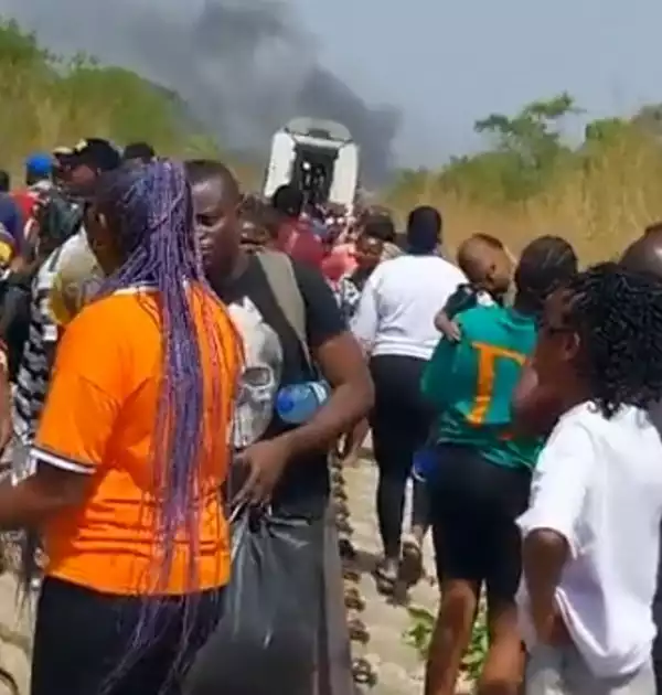 Passengers Left Stranded After Train Caught Fire While Travelling From Ujevwu In Warri To Itakpe (Video)