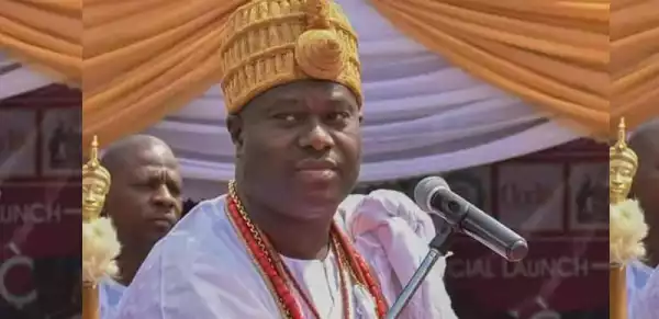 Ooni presents crown to Kwara monarch