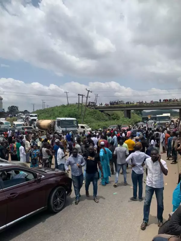 Strike: Commotion As NANS Disrupts Movements At Ibadan Tollgate (Photos)