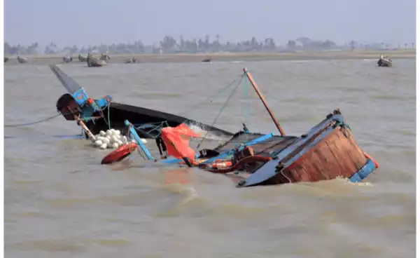 10 Escape Death As Boat Capsizes In Lagos