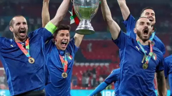 Roma defender Smalling tribute to Juventus pair Chiellini and Bonucci for Euro 2020 triumph