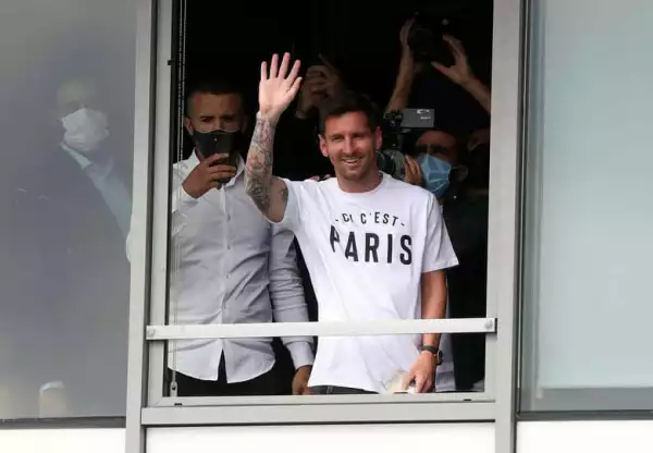 Lionel Messi Receives Hero’s Welcome In France As He Arrives With His Family To Complete Paris Saint-Germain Transfer