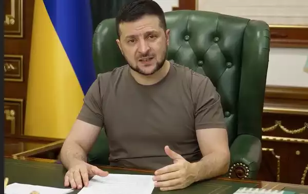 Russia/Ukraine: President Zelensky Makes Surprise Appearance At The Grammys (Video)
