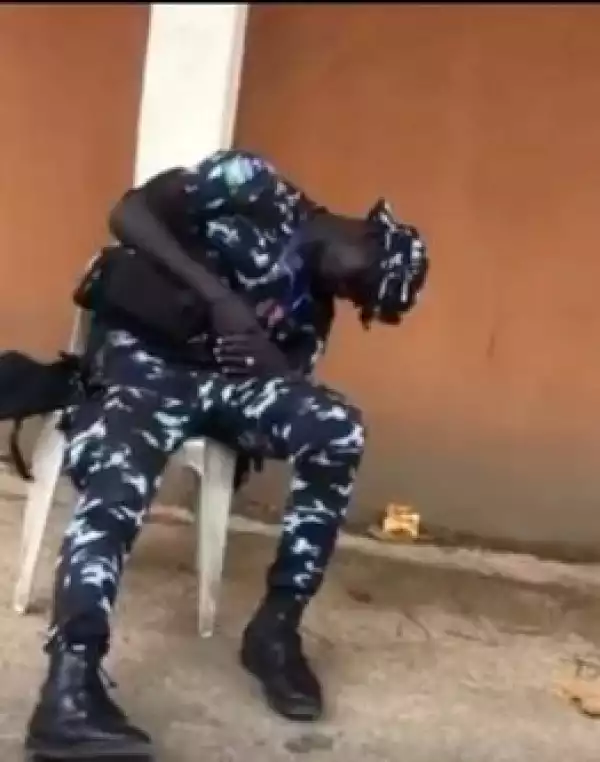 Guber Polls: Video Of Police Officer Sleeping On Duty While Manning A Polling Unit