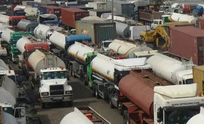 Apapa-Oshodi expressway: PSTT, truckers blame Fed, Lagos govts for gridlock