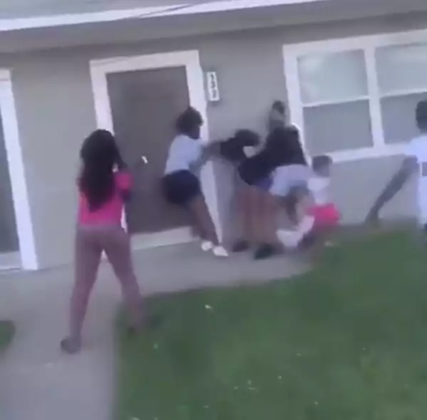 Disturbing footage captures three teenagers beating up a teen mom and her baby (video)