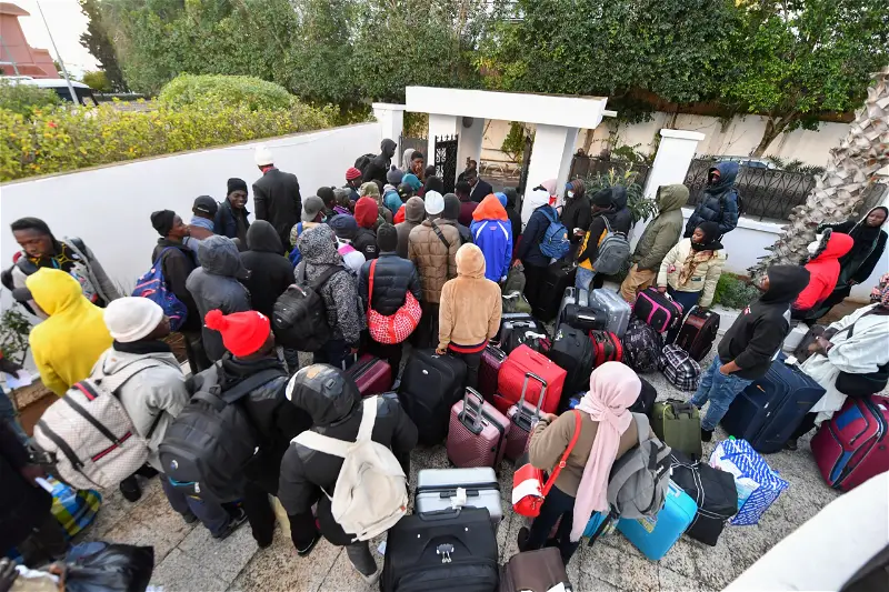 Hundreds of migrants fly home from Tunisia after attacks