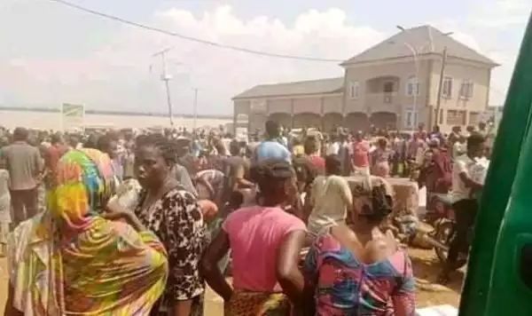 Kogi state residents discover warehouse where COVID19 palliatives were stored, cart away items (photos/videos)