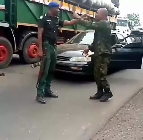 Soldier and mobile police officer fight eachother over superiority (video)