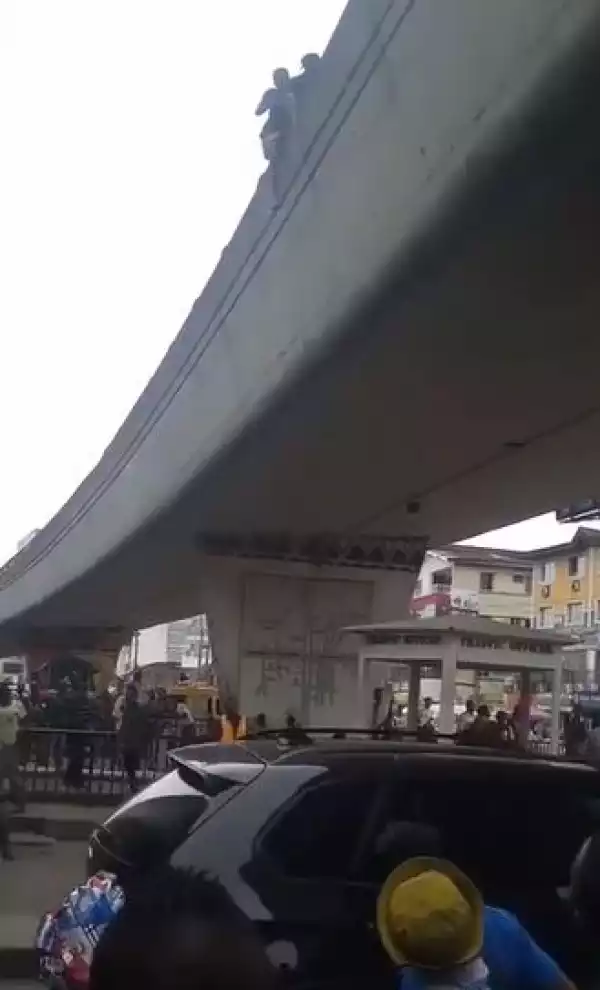 Onlookers Rescue Man With Smart Move While Attempting To Jump Off Bridge In Lagos (Video)