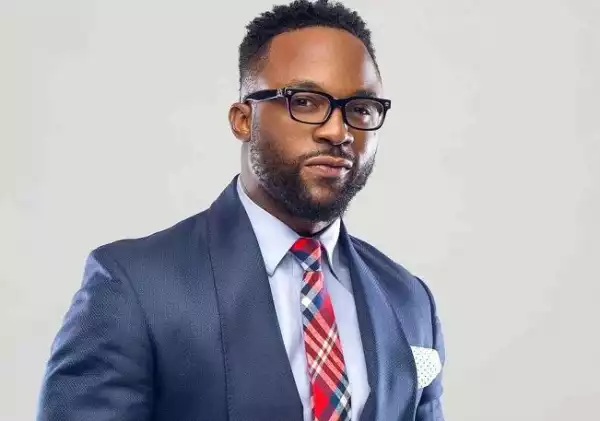 Iyanya Pushes Fan Off Stage For Slapping Him With Money (Video)