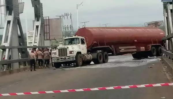 Fuel tanker crashes on Niger bridge.