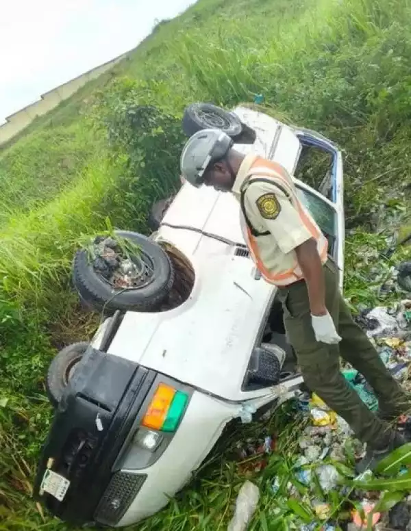 13 Injured As Commercial Bus Plunges Into Ditch On Lagos–Ibadan Expressway
