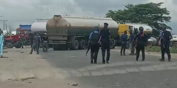 Hoodlums Create Illegal Tollgate On Road Linking Dangote Refinery, Lekki Seaport In Lagos, Nigeria Police Kick
