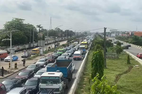 PICTORIAL: Commuters groan as gridlock worsens on Lagos-Ibadan Expressway
