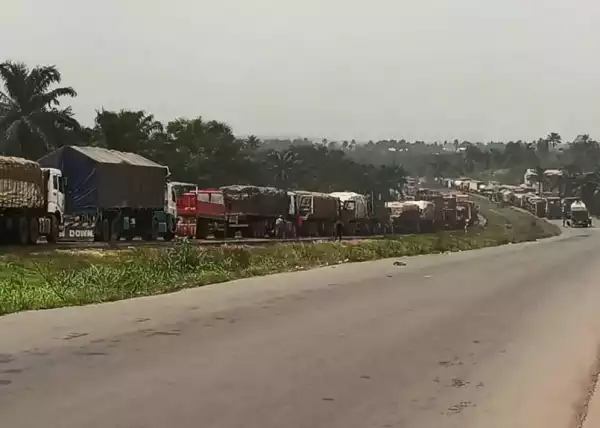 Truck Drivers Block Okigwe-Umuahia Expressway Over Alleged Shooting Of Driver