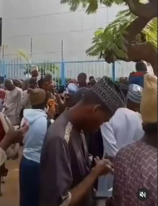 Naira Redesign: Massive Crowd At CBN In Kaduna As Nigerians Struggle To Deposit Their Old N500 And N1000 Notes (Video)