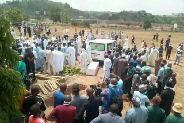 Kyari’s funeral: Man removes protective coat in public (Videos)