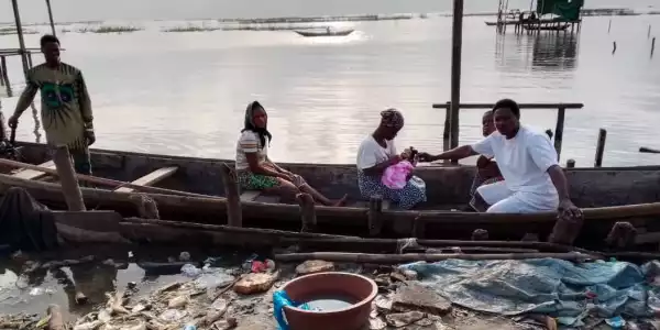 Victim Of Lagos Gov’ts Demolition Exercise At Lagos Community, Oworonshoki, Gives Birth In A Canoe
