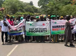 BREAKING: Protesters Besiege PDP Secretariat, Demand Wike’s Suspension