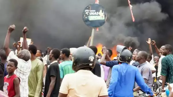 Niger coup: Citizens attack politicians on the street and set Ruling party HQ on fire