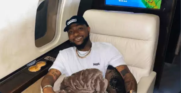 Davido flees as transgender tries to touch him (video)