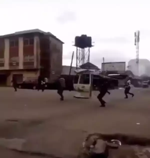 Police officers filmed shooting sporadically in Abia state this morning (video)