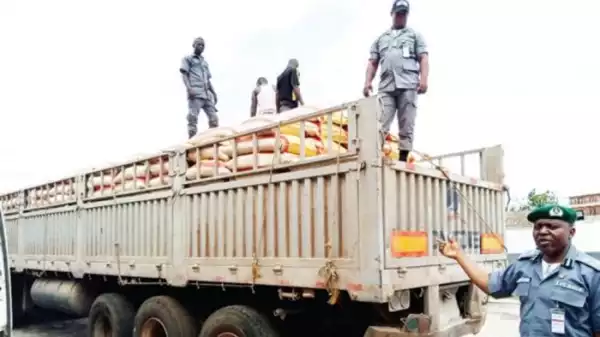 BREAKING!!! Custom Officers Arrest Dangote Truck With 600 Bags Of Smuggled Rice In Ogun State