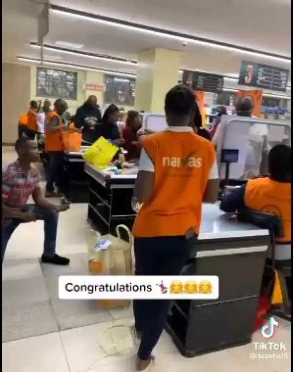 Man Proposes To Girlfriend Inside Mall (Video)