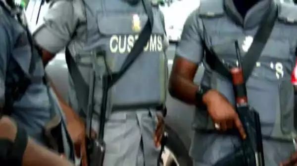 Drama As Smugglers Attack Customs Officers With Charms In Ogun