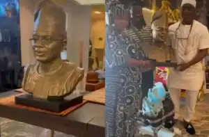 Dayo Amusa Honours KWAM 1 With A Statue