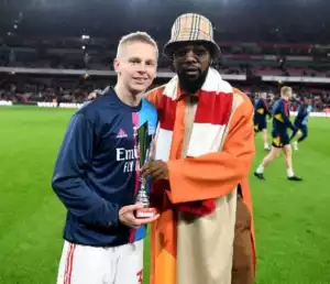 Patoranking Presents Zinchenko With Arsenal’s Player Of The Month Award (Photos)