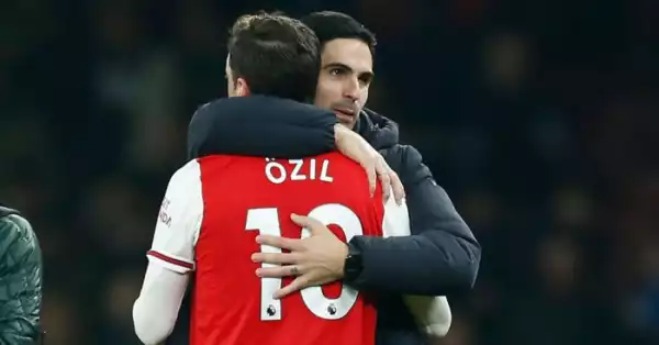Arsenal Invincible Lauren Has Said That Ozil’s Omission From Arteta’s 2020/21 PL Squad Is His “Own Fault”
