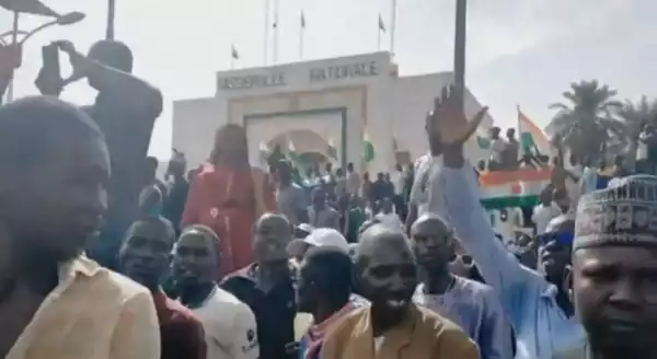 Niger: Thousands protest outside French embassy in Niamey