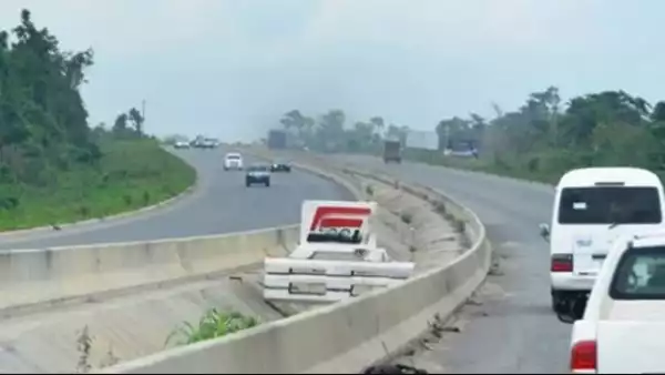 Pedestrians Escape As Truck Falls On Lagos-Ibadan Expressway