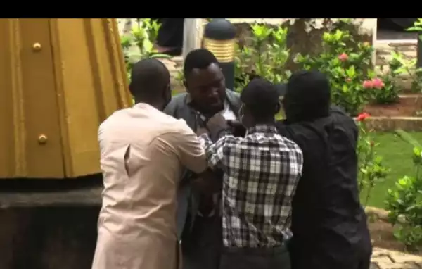 DSS operatives allegedly assault journalist at Abuja court (photos)